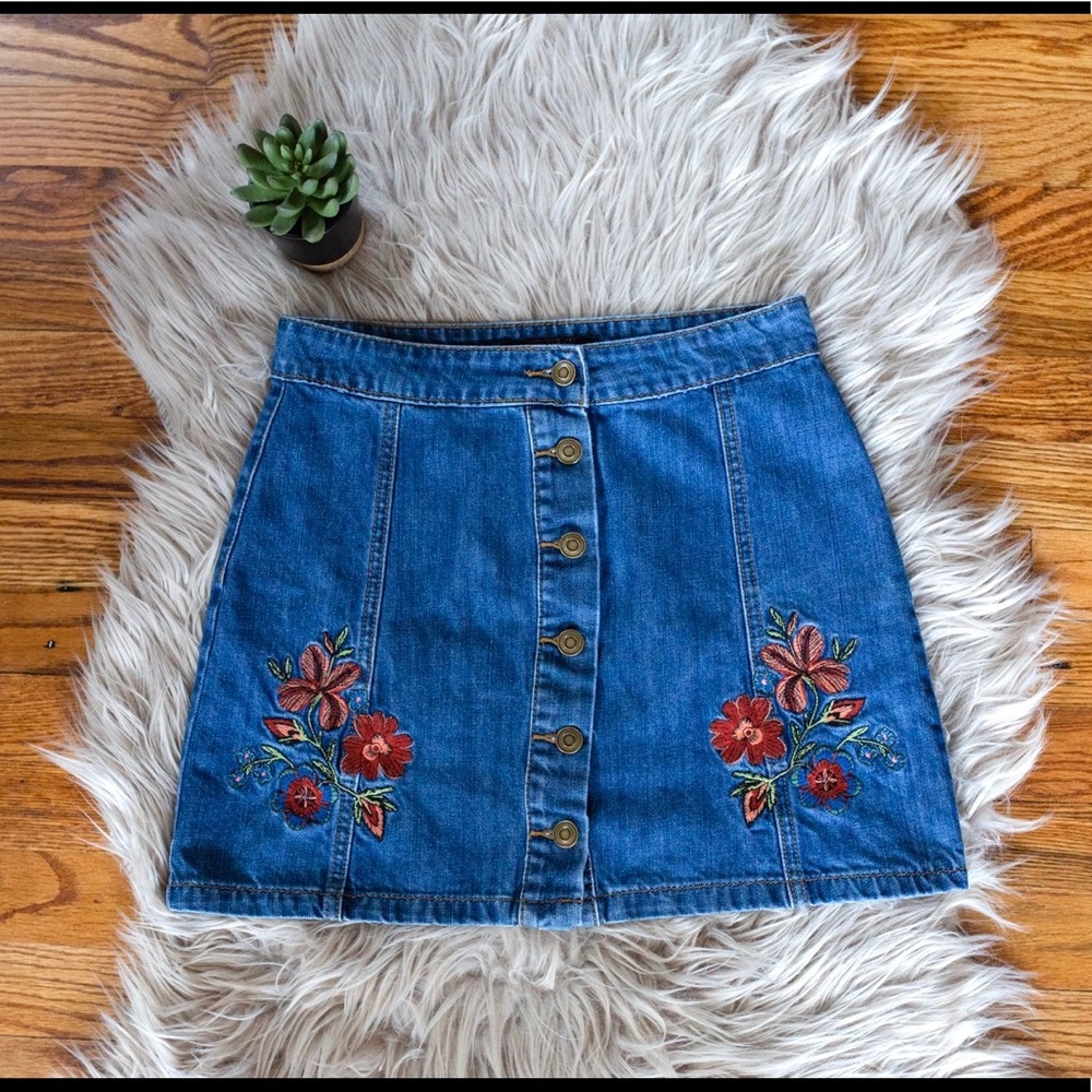 🌺 Floral Embroidered Jean Skirt 🌺